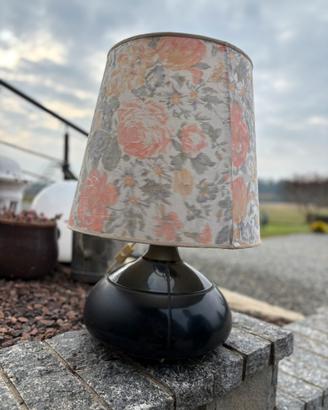 Lampada da tavolo vintage con paralume floreale