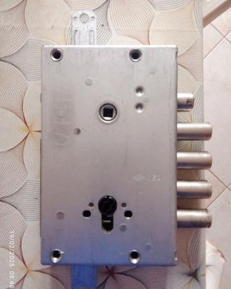 Serratura ISEO (comp. Mottura )cilindro europeo 