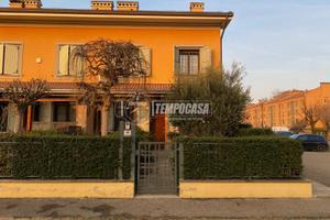 Soluzione indipendente con giardino privato ed aut