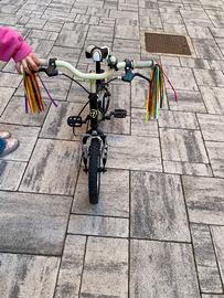 Bicicletta  con rotell e