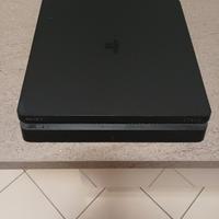 PS4 slim usata insieme ai giochi.