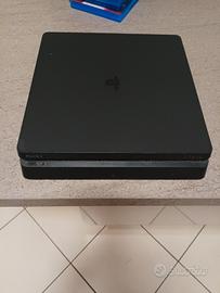 PS4 slim usata insieme ai giochi.