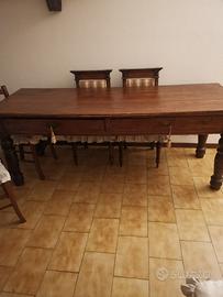 Tavolo e sedie in legno