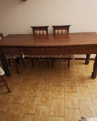 Tavolo e sedie in legno