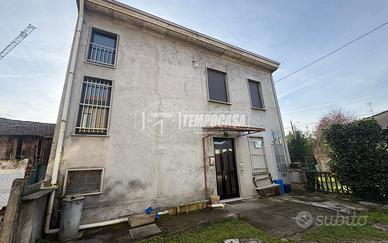 Soluzione indipendente con due appartamentii, box