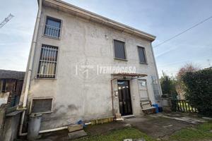 Soluzione indipendente con due appartamentii, box