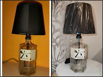 Lampada realizzata con bottiglie
