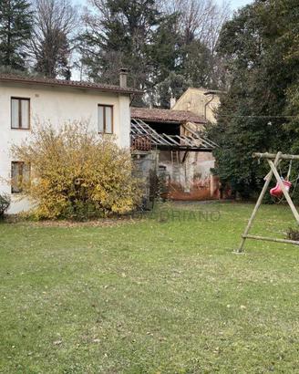 Rustico / Casale di 440 m² con più di 5 locali a M