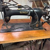 Macchina da cucire Singer con mobile e pedale