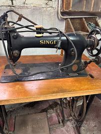 Macchina da cucire Singer con mobile e pedale