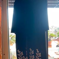 Vestito nero cin ricami beige sul fondo