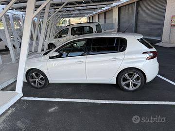 Peugeot 308 (2021) - 1.5 BlueHDi EAT8 -
