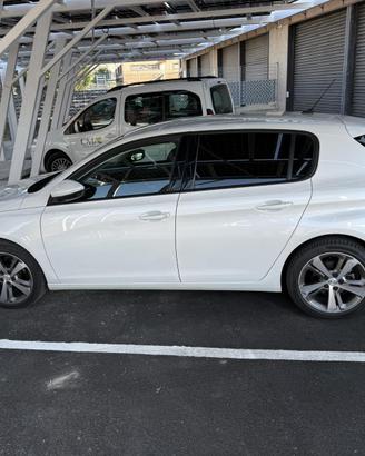 Peugeot 308 (2021) - 1.5 BlueHDi EAT8 -