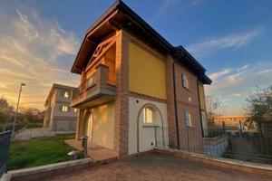 Casa indipendente di 220 m² con 4 locali e box aut