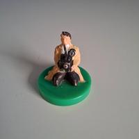 Subbuteo - Fotografo seduto in abito chiaro