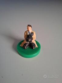 Subbuteo - Fotografo seduto in abito chiaro