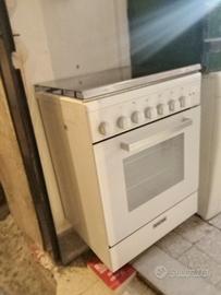 cucina. bianca. gas. città 