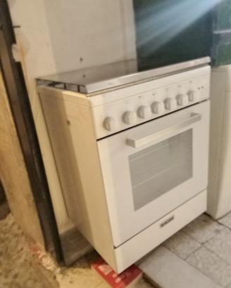 cucina. bianca. gas. città 