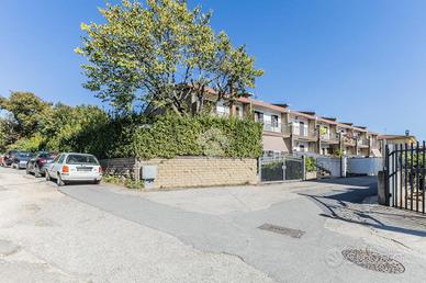 VILLA A SCHIERA A SUTRI