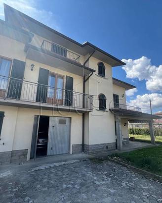 Appartamento di 250 m² con 4 locali e box auto a M