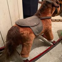 Cavallo dondolo in legno e peluche marrone