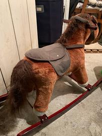 Cavallo dondolo in legno e peluche marrone