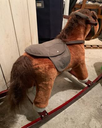 Cavallo dondolo in legno e peluche marrone