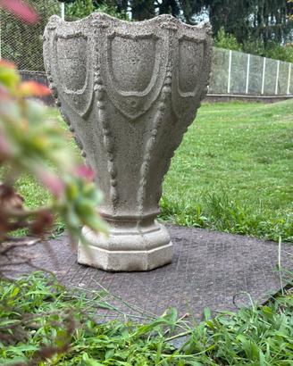 Vaso antico in cemento liberty