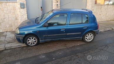 Renault Clio del 2000 marciante