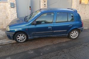 Renault Clio del 2000 marciante