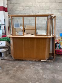 Bancone reception in legno