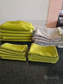 Lotto tovaglie + coprimacchia + tovaglioli 