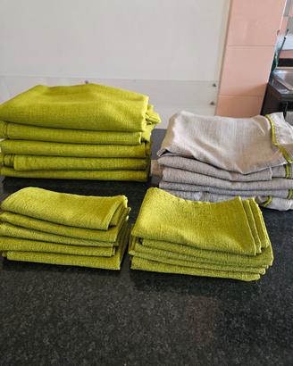 Lotto tovaglie + coprimacchia + tovaglioli 