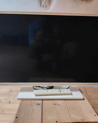 In blocco TV da 18 e 28 pollici + 1  monitor