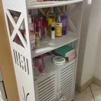 Espositore mobile per trucco o profotti da bagno