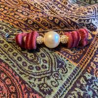 Spilla in feltro di lana e inserti perle e strass