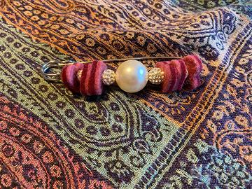 Spilla in feltro di lana e inserti perle e strass