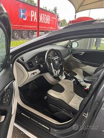 Volvo v 40