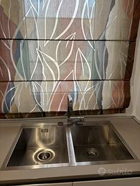 Lavandino due vasche acciaio e rub sotto finestra