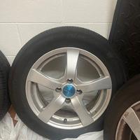 Set cerchioni in lega con pneumatici estivi (Yaris