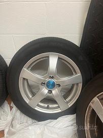 Set cerchioni in lega con pneumatici estivi (Yaris