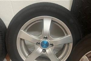 Set cerchioni in lega con pneumatici estivi (Yaris