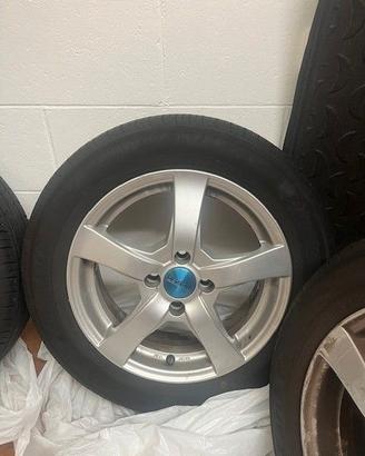 Set cerchioni in lega con pneumatici estivi (Yaris