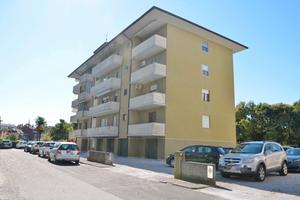 Cervignano:appartamento e box auto