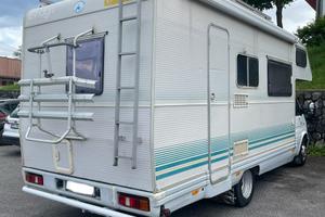 Camper mansardato Elnagh Big Marlin su Ford