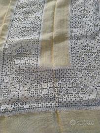 tovaglia da 12 ricamata a mano con orlo a giorno