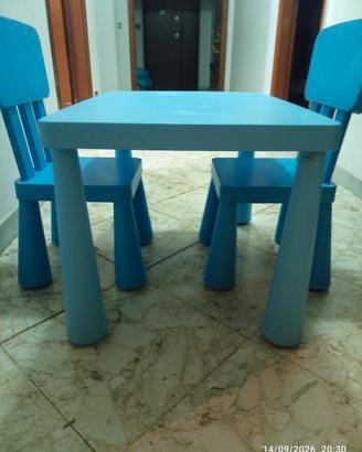Tavolo e sedie da bambini 