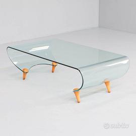 Tavolino in cristallo con piedi in legno Fiam.