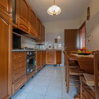 CUCINA COMPLETA E TAVOLO IN LEGNO - TOP IN MARMO