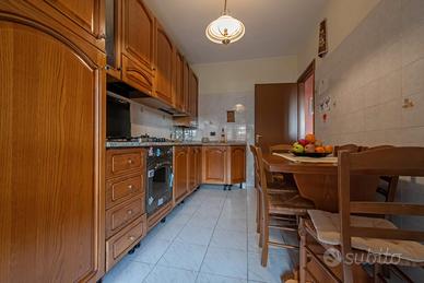 CUCINA COMPLETA E TAVOLO IN LEGNO - TOP IN MARMO